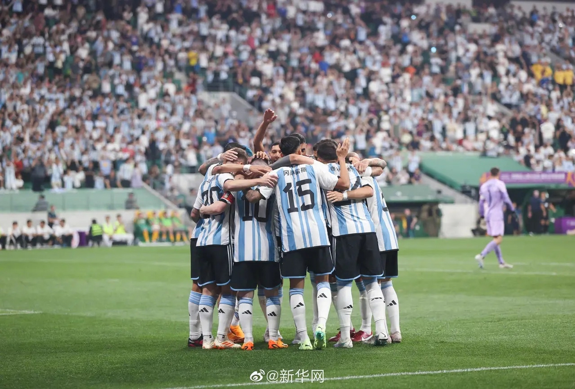 国际足球赛事汇聚世界各国运动员共赴比赛