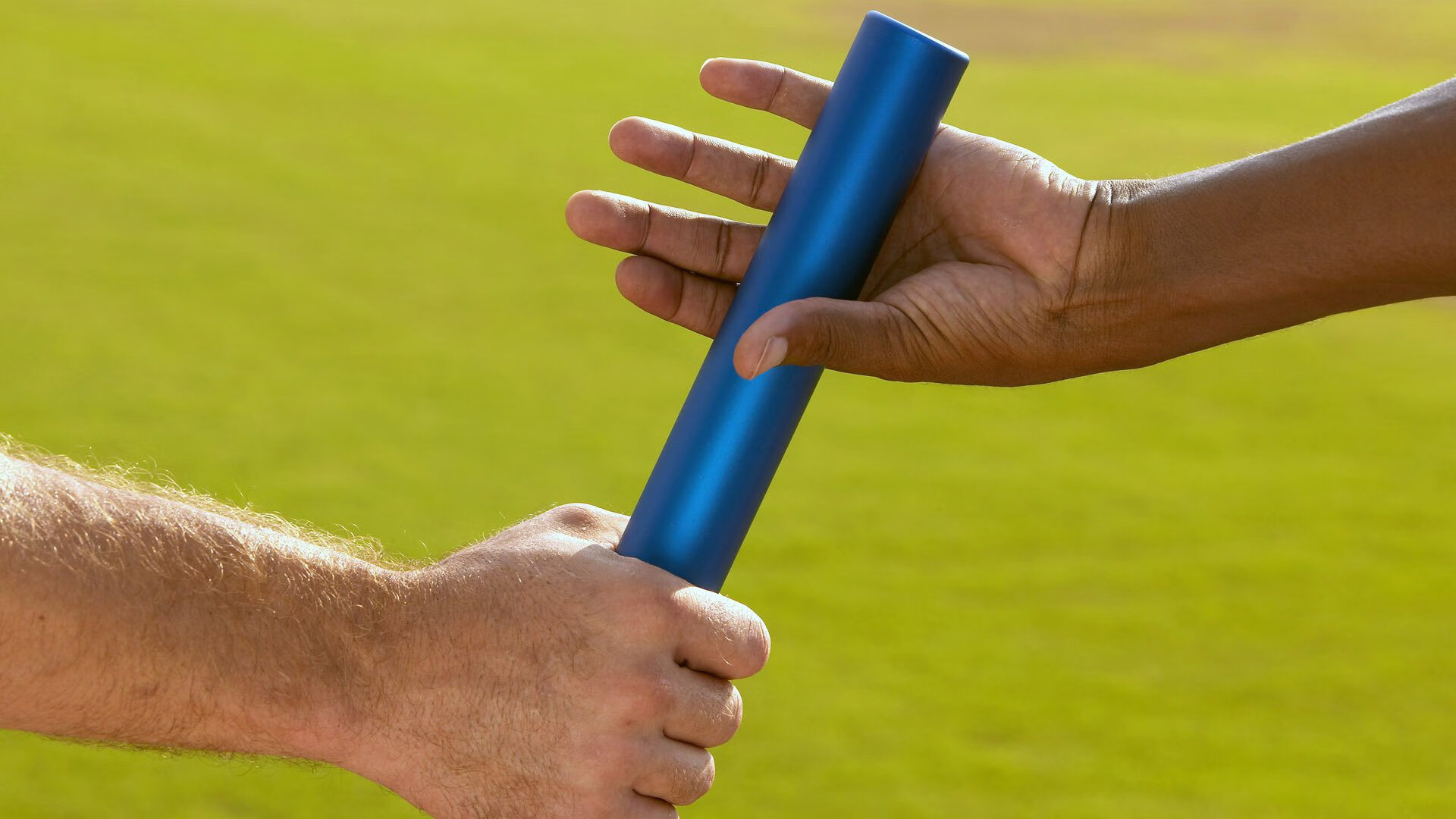 赛道上的魔法师，F1街道赛之夜，哈利伯顿的大场面艺术