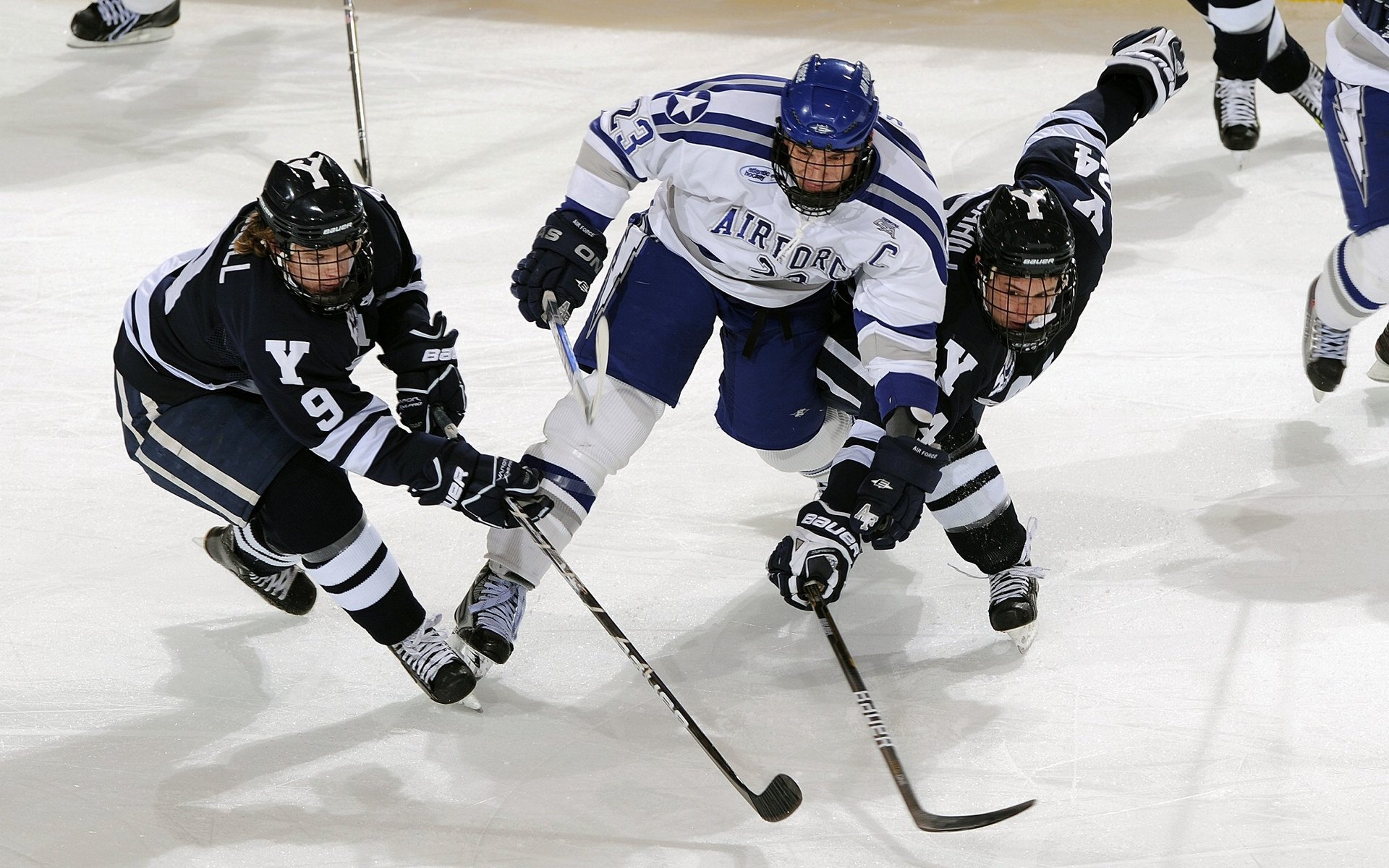 鹈鹕压制魔术，利拉德在年度焦点之战接管比赛